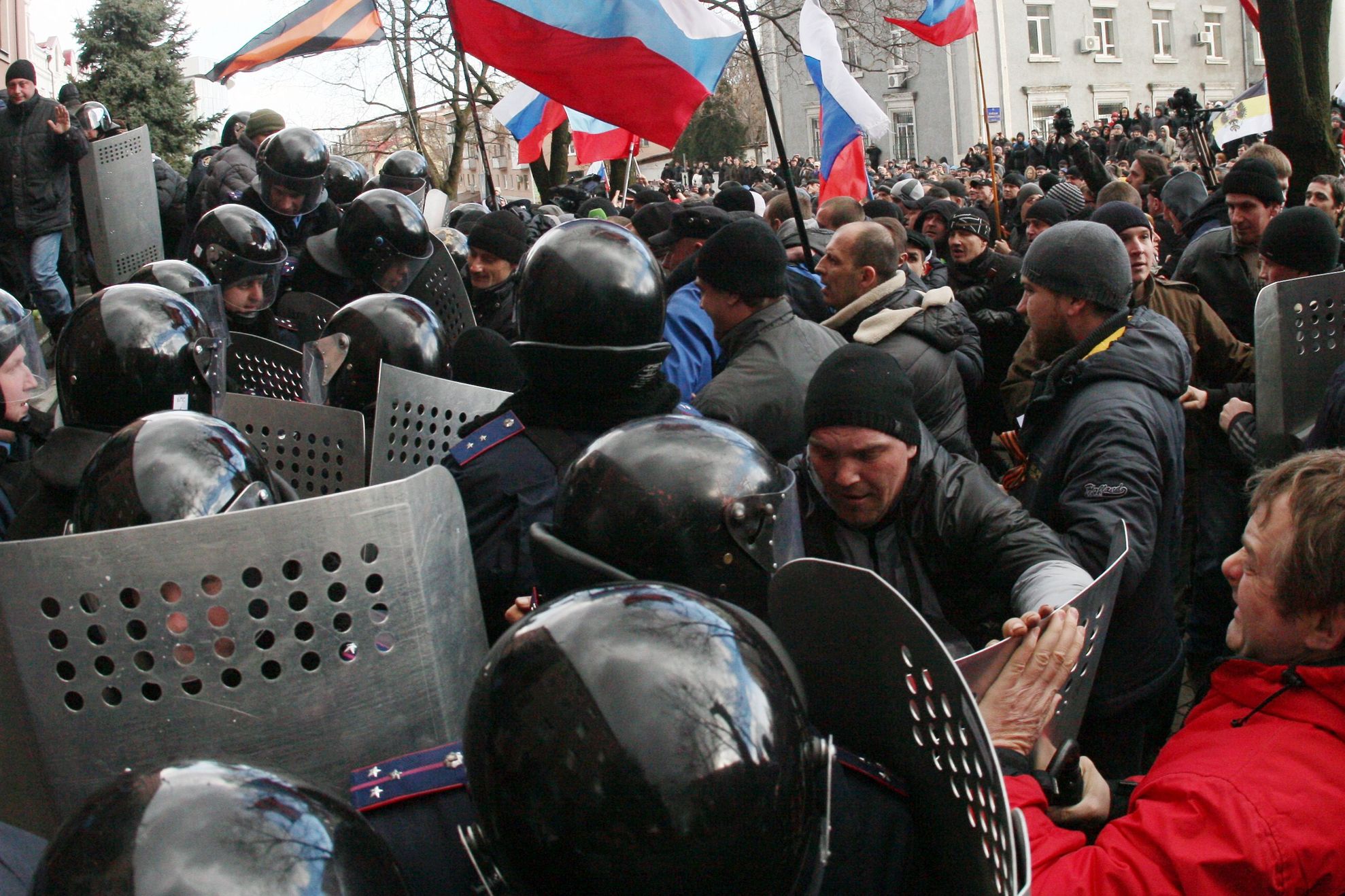 Criză UCRAINA. TIRURI INTENSE de artilerie la Slaviansk. Ofensiva guvernamentală continuă 