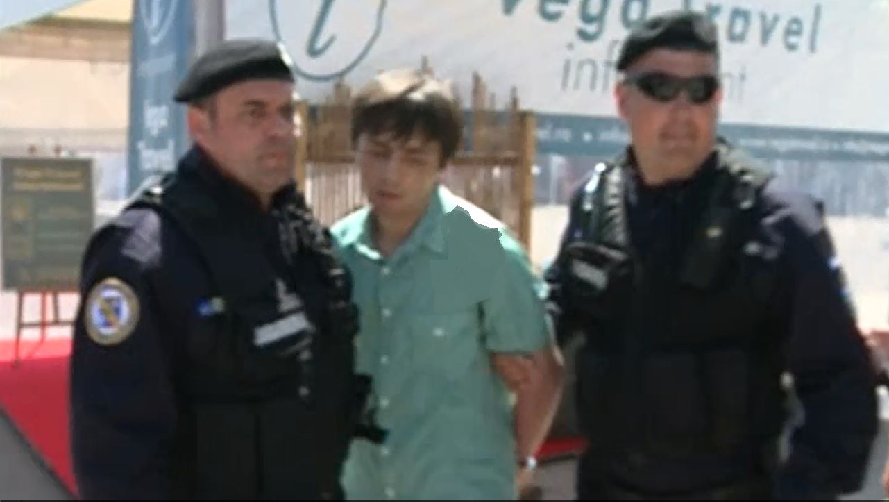 Bărbatul care l-a scuipat pe Traian Băsescu a fost trimis în judecată