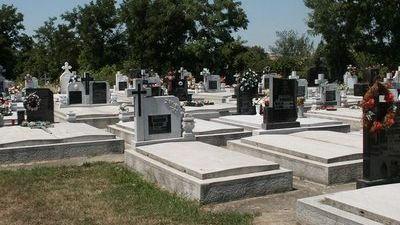 Se întâmplă în România: gardul unui cimitir a fost izolat FONIC şi TERMIC
