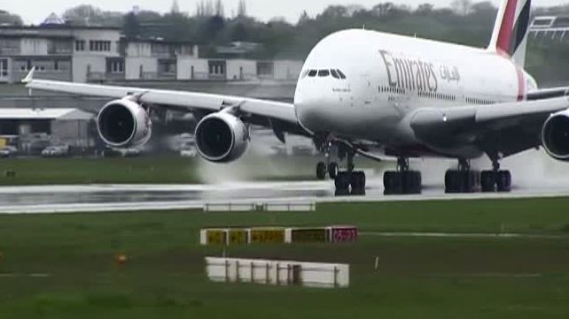 Alertă la bordul unui avion! 60 de copii s-au îmbolnăvit brusc