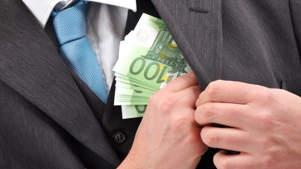 Bugetarii, ținuți în puf. Salarii mult mai mari decât ale angajaților din mediul privat