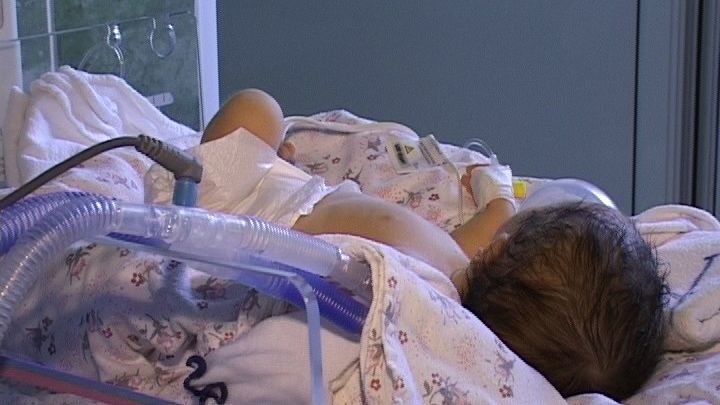 MAMĂ LA 15 ANI. Fenomenul care ia amploare şi îi îngrijorează pe medici 