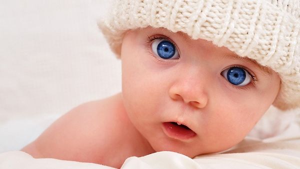Inconştienţa unei mame. La numai şapte luni, fetiţa ei suferă de sindromul alcoolismului fetal