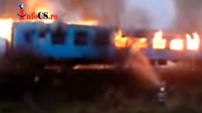 TREN de persoane, ÎN FLĂCĂRI. Pompierii, intervenţie SPECTACULOASĂ