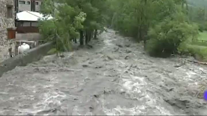 Prăpăd la HUŞI. Doi bătrâni, salvaţi în ultima clipă. Apa ajungea până la TAVAN 