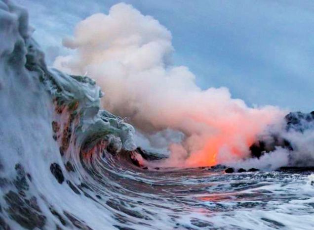 IMAGINI INCREDIBILE! Un fotograf şi-a riscat viaţa pentru a filma un VAL DE LAVĂ în ocean