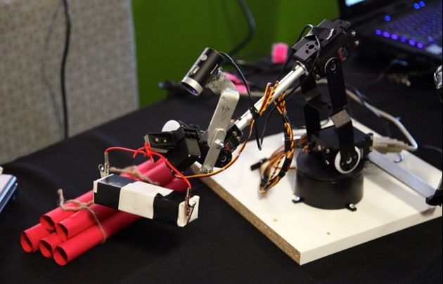 Controllerul care te ajută să dezamorsezi bombe