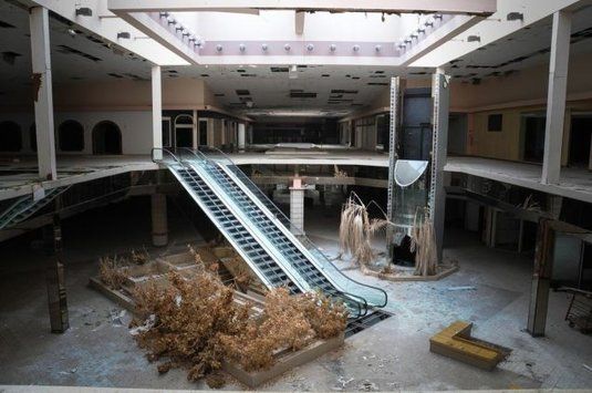 "Sfârşitul consumerismului". Aşa arată mall-ul fantomă, fostul templu al cumpărăturilor 