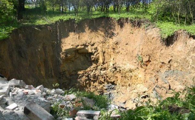 SURPARE MASIVĂ de teren la Lupeni:groapă adâncă de câţiva metri, formată în gospodăria unei familii 