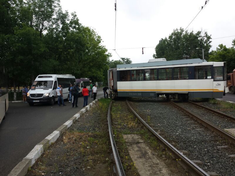 Un TRAMVAI a DERAIAT şi s-a RUPT în DOUĂ, în Bucureşti, pe linia 41