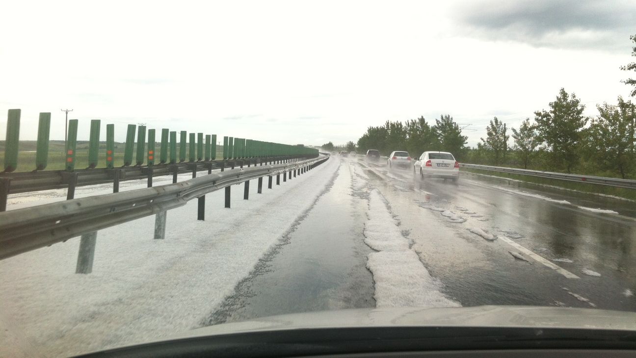 Dragnea AVERTIZEAZĂ: Ruperea unui dig ar inunda Autostrada Soarelui 