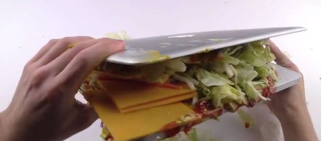 Şi-a pus laptopul şi telefonul pe grătar! Cel mai TRĂSNIT “sandwich” din lume