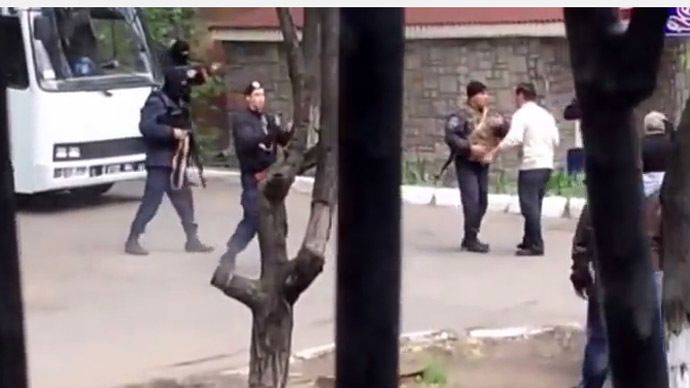 ÎMPUŞCĂTURI la Mariupol, estul Ucrainei: 21 de MORȚI şi mai mulţi RĂNIŢI. PUTIN a ajuns în Crimeea