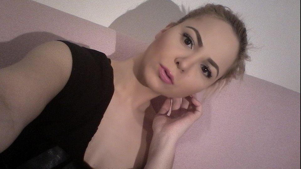 O cântăreață din România a devenit mamă la 18 ani