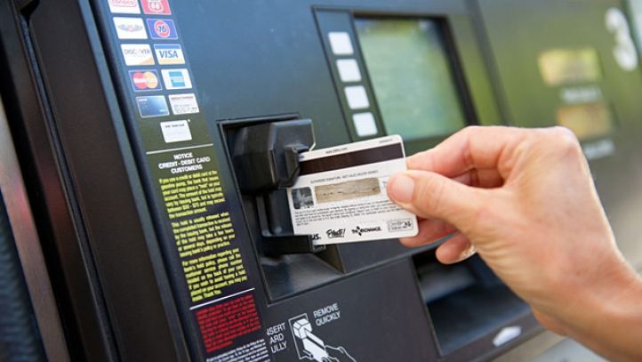 O tânără din Iaşi s-a trezit cu datorii pe un card nesolicitat