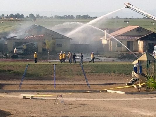 Un AVION de VÂNĂTOARE s-a prăbuşit într-un cartier rezidenţial din California - VIDEO