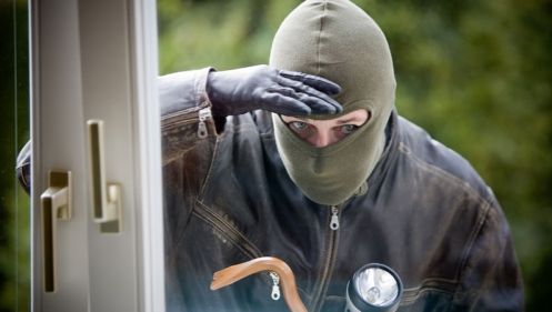 HOŢ din magazine, împuşcat în spate de poliţişti, la Suceava, după ce a fost prins ÎN FLAGRANT