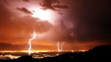 Ce să nu faci niciodată dacă FURTUNA te prinde afară. Poţi fi lovit de FULGER!