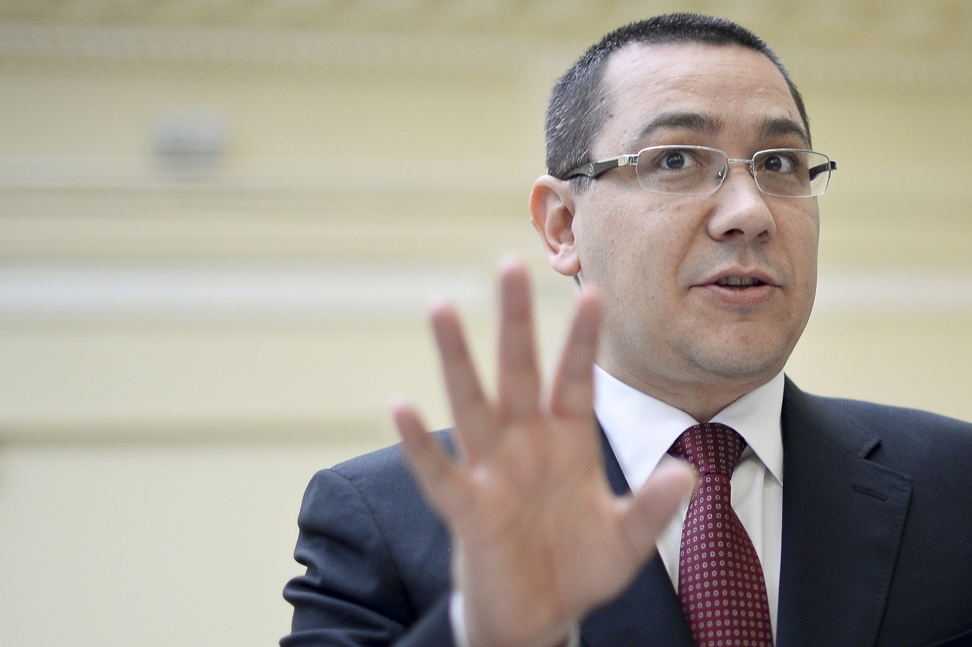 Ponta: Foştii preşedinţi ai României trebuie să fie senatori de drept