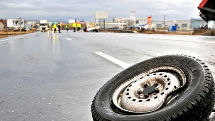 O mașină s-a izbit violent de un cap de pod în județul Satu Mare. Ce a urmat a şocat!