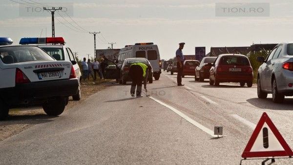 Motociclist beat şi fără permis, lovit de o maşină condusă de o şoferiţă fără permis