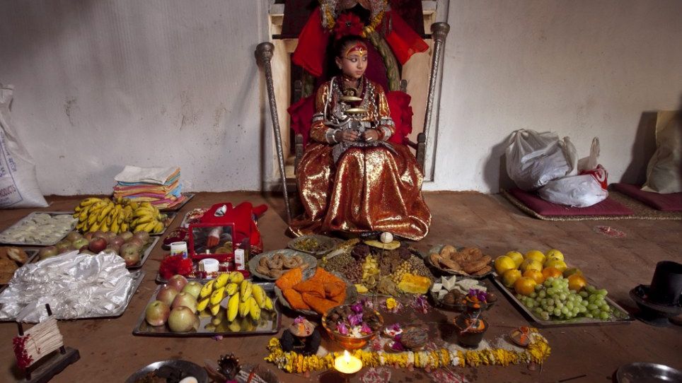 ZEIŢELE care nu au voie să atingă pământul. Povestea tinerelor Kumari din Nepal