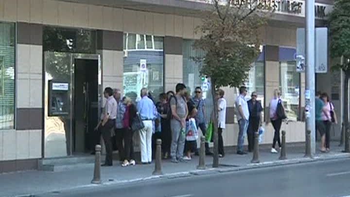 Bulgarii stau la cozi interminabile la bănci pentru a-și retrage banii