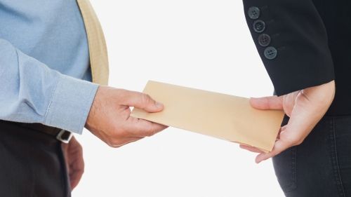 Poliţist acuzat că a luat 1.000 de euro de la o persoană cercetată pentru furtul unei maşini
