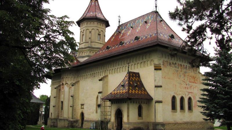 Şefii Bisericii tac în legătură cu preotul anchetat de DNA, menţinut ilegal la Arhiepiscopia Sucevei