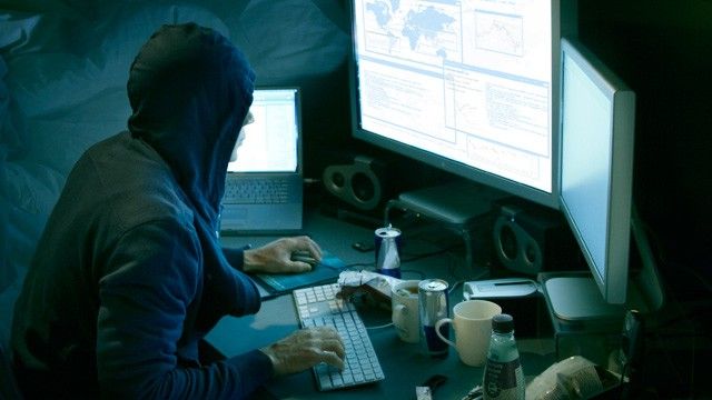 Român, inculpat pentru piratarea contului de e-mail al unui membru al familiei Bush