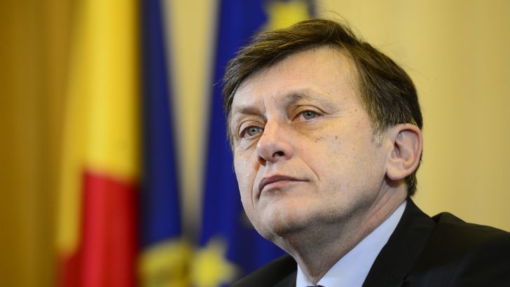Antonescu: Ponta e lovit de demenţă antidemocratică. Bătălia e să controleze justiţia şi serviciile