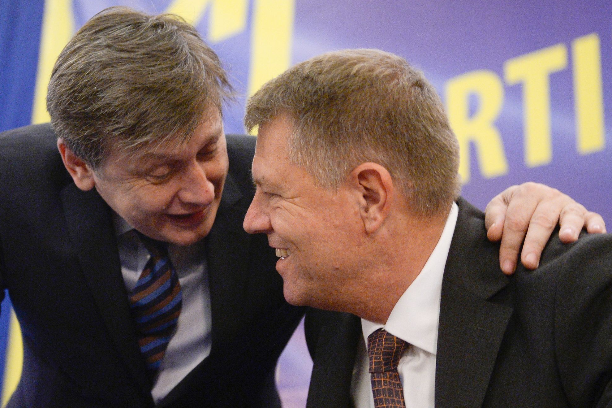 CONGRES PNL. IOHANNIS este PREȘEDINTELE PNL. FUZIUNEA cu PDL,aprobată.Doi candidați la prezidențiale