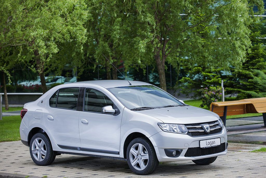 PRIMA MAȘINĂ: Ce salariu trebuie să ai și cât plătești rata dacă vrei o Dacia Logan