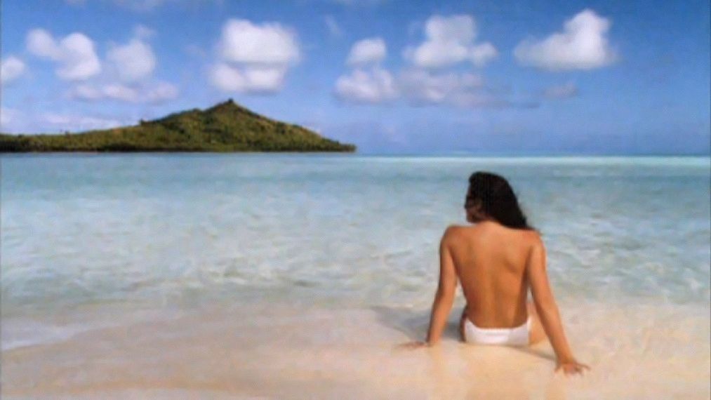 FOTOGRAFIA cu o tânără TOPLESS, pe plajă, care a făcut ISTORIE