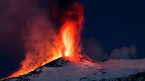 Nouă erupţie a vulcanului Etna. Un aeroport din Sicilia a fost închis