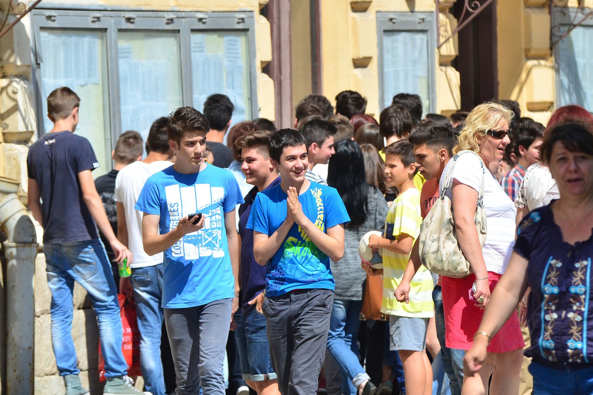 Ponta cere verificarea subiectelor şi numărului de ore la elevi: Fac lucruri inutile, sunt chinuiţi