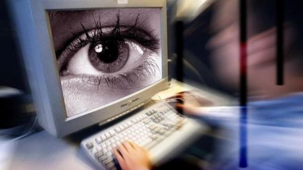 Spionii britanici au acces la conturile de Facebook şi Google