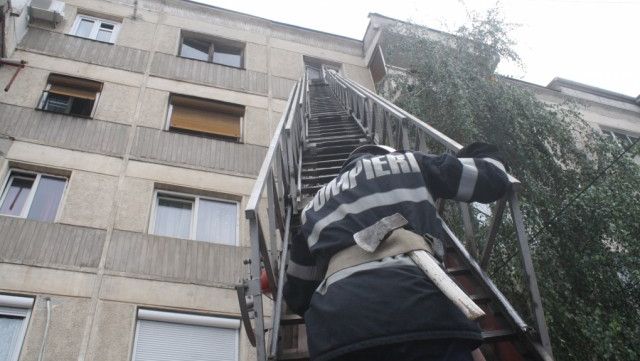 Descoperire MACABRĂ făcută de pompierii care au intrat pe geamul unui apartament de la etajul IV