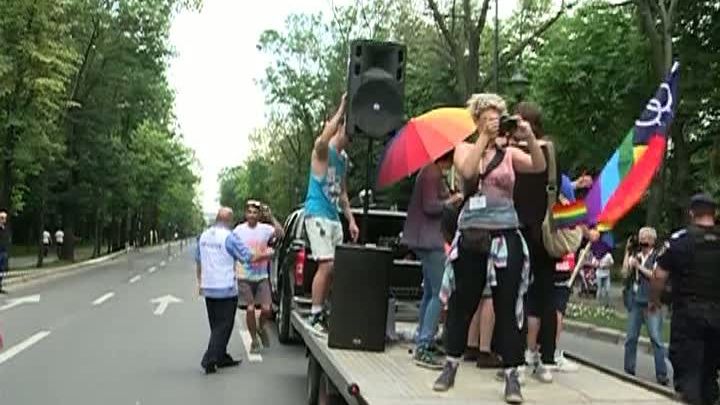 Bucureşti, BLOCAT de marşuri: parada Gay şi marşul "pentru normalitate"