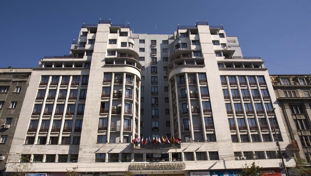 HOTELUL AMBASADOR, jumătate rămâne în posesia acţionarilor, iar restul este scos la vânzare