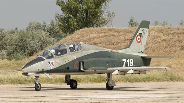 ATERIZARE FORŢATĂ LA BUZĂU. Avionul implicat, UN IAR 99 ŞOIM 