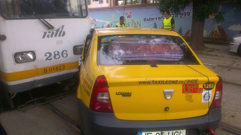 ACCIDENT GRAV cu un tramvai şi un taxi în zona Răzoare din Capitală