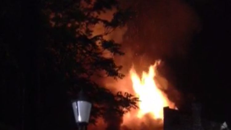 Incendiu puternic în Centrul Vechi din Bucureşti. Un pompier a fost rănit