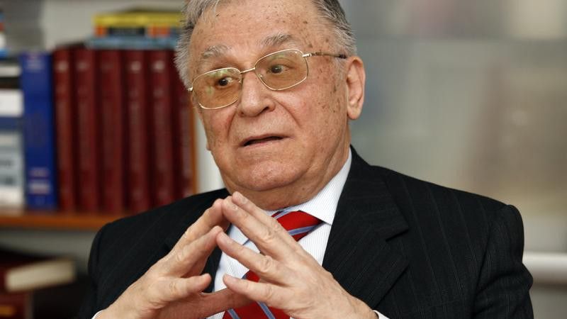 Iliescu: Senatul și Camera Deputaților nu sunt fabrici de legi 