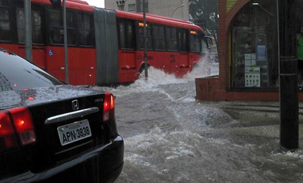 Inundaţii CATASTROFALE în Brazilia, cu câteva zile înainte de CUPA MONDIALĂ 2014