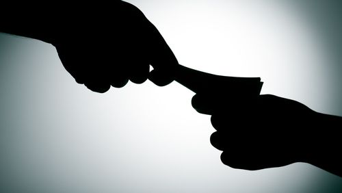Bihor: Medic care predă la Universitatea Oradea, PRINS LUÂND MITĂ de la două studente