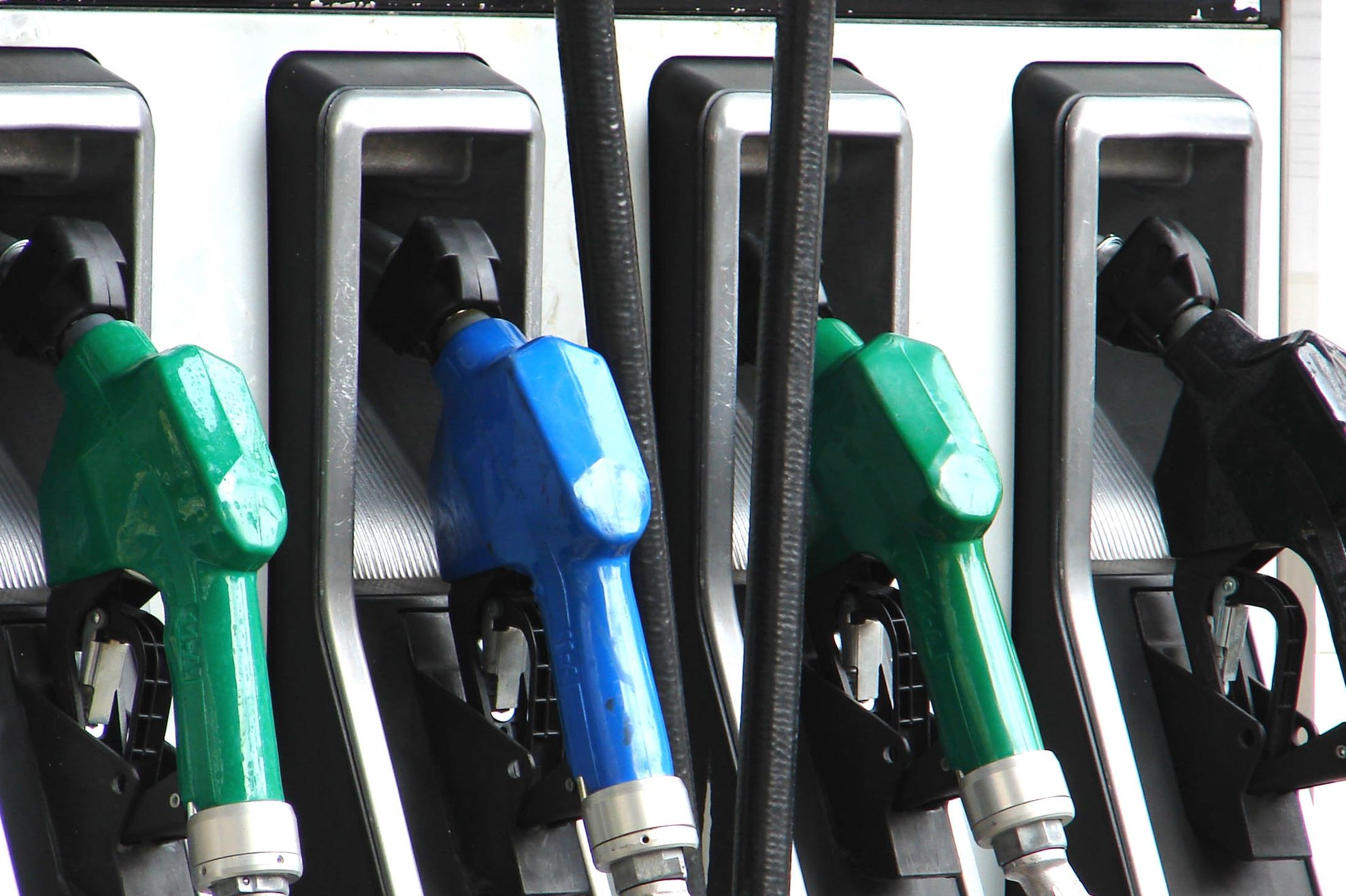Carburanţii s-au scumpit în ultima lună