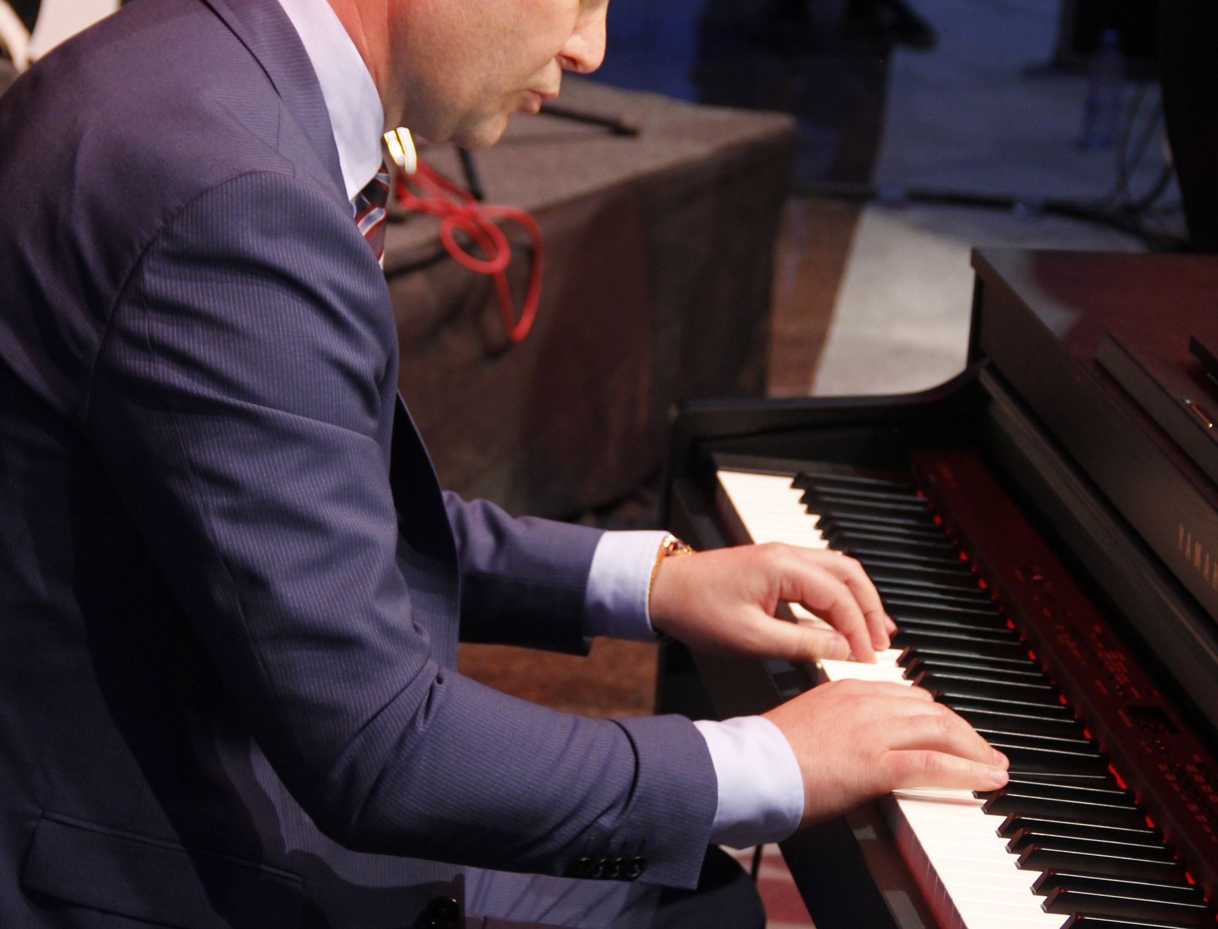 Robert Negoiță, primarul sectorului 3, a cântat la pian în plină stradă