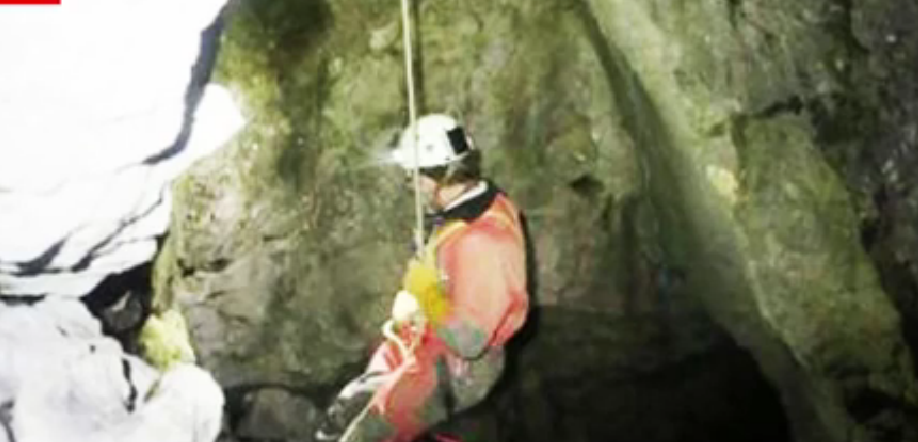 Clipe dramatice trăite de un speolog rănit într-o grotă, la 1.000 m adâncime 