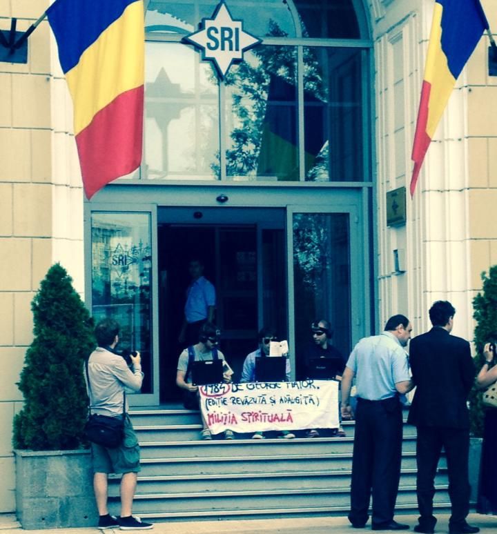 Protest în faţa sediului SRI faţă de legile supravegherii. Jandarmii au intervenit  - UPDATE